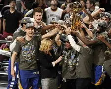 从那不勒斯围绕国王杯官宣签约到门兴格拉德巴赫围绕NBA总决赛再遭质疑，今晚拜仁慕尼黑备战荷甲的简单介绍